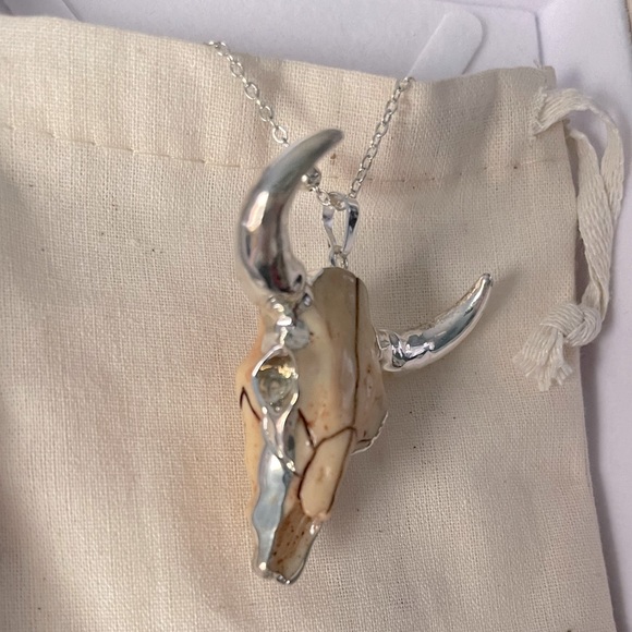 📌NIB Aria Lattner Longhorn Skull Necklace📌 - Picture 7 of 8